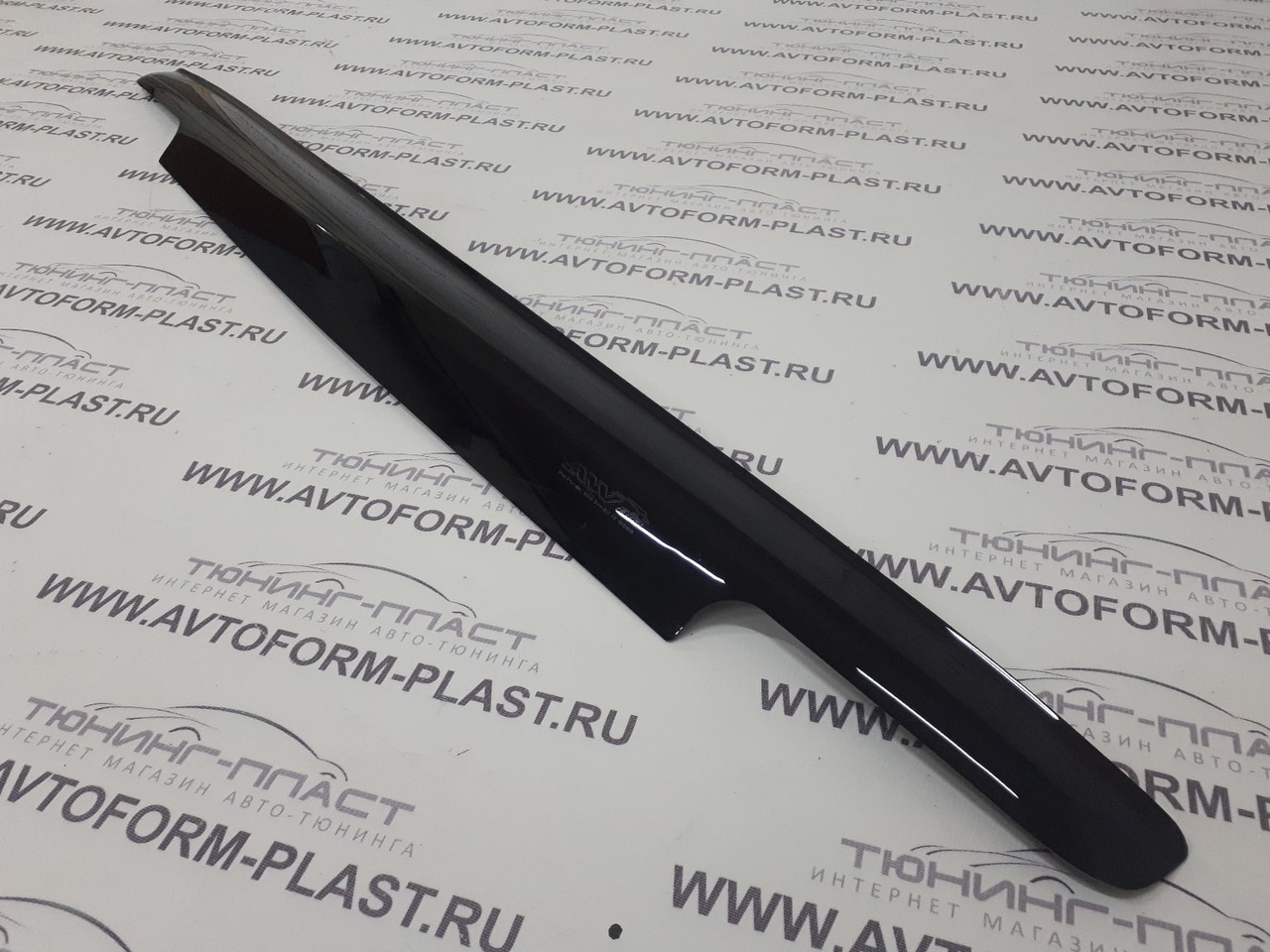 Дефлектор капота Voron Glass на Ниву