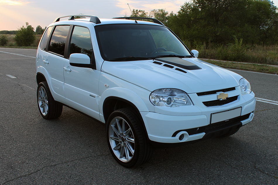 Капот стеклопластиковый "DTM" Chevrolet Niva