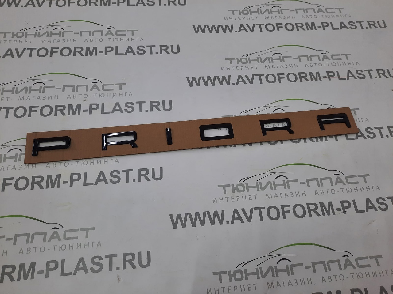 Шильдик PRIORA в стиле Porsche (черный)