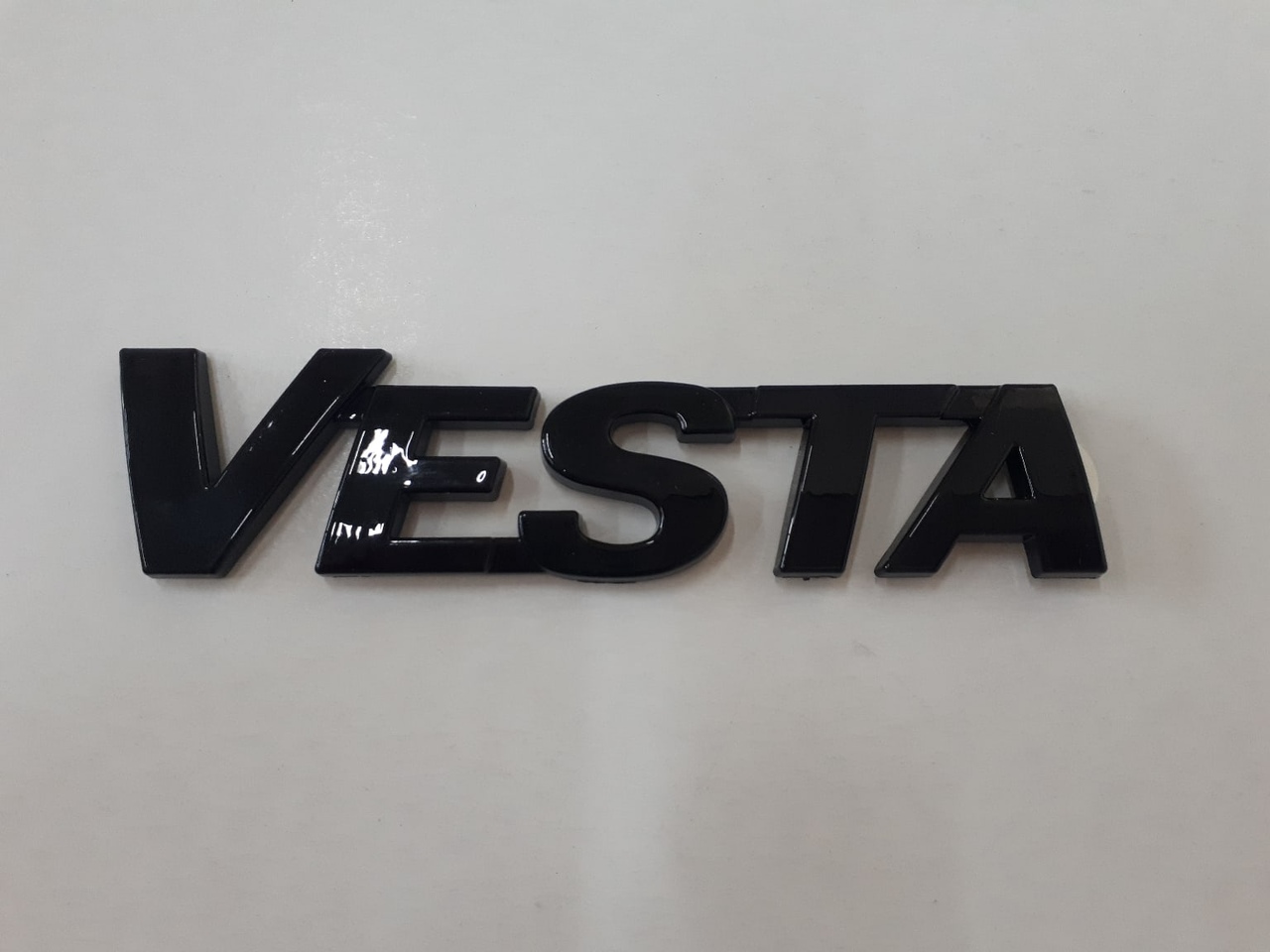 Шильдик VESTA (черный глянец) 11.5 см (на скотче)